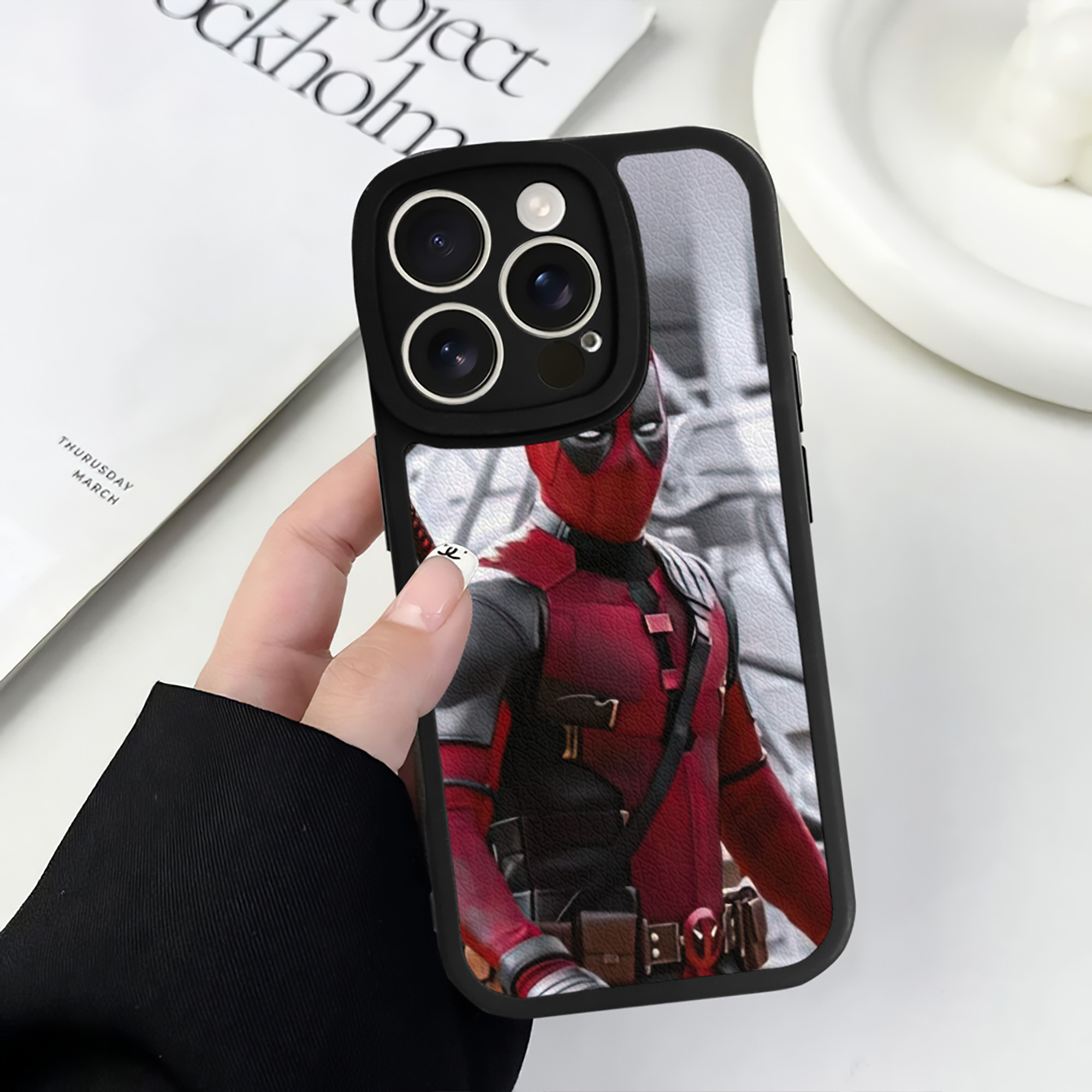 （画像用） Deadpool デッドプール 【iPhone 16シリーズ対応】シリコンスマホケース（レザー調） 材質：シリコン